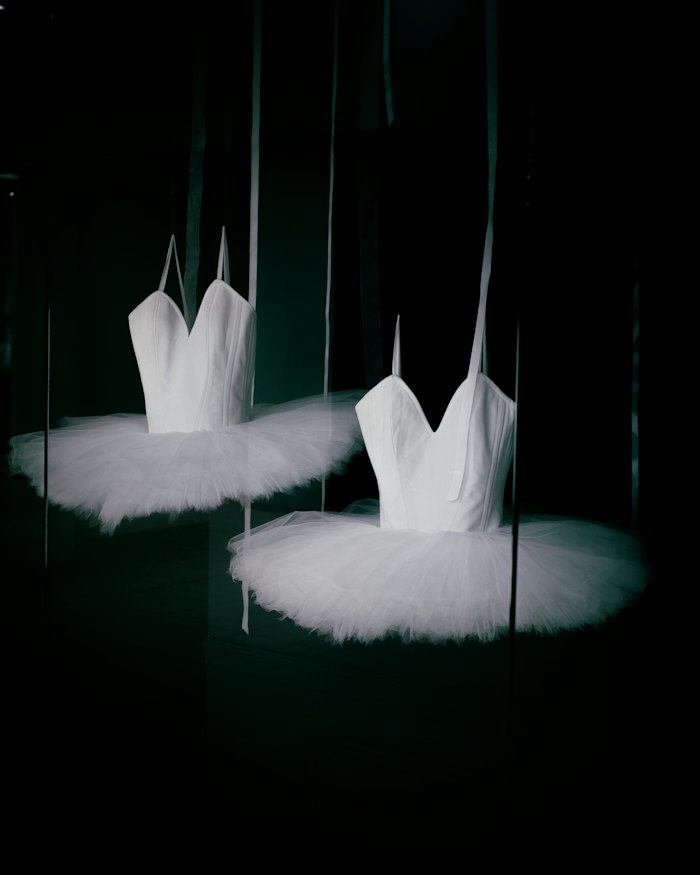 Пачки, висящие в темноте за кулисами